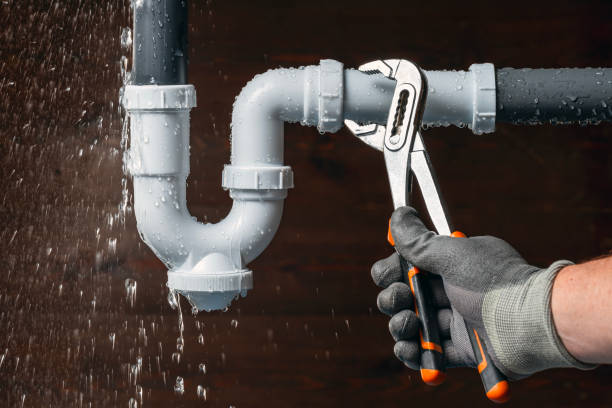 Professional Emergency Plumber technician working in Elmwood, IL